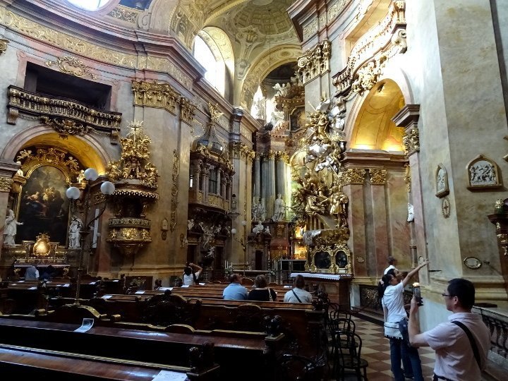 Interno in stile barocco di una chiesa da vedere a vienna