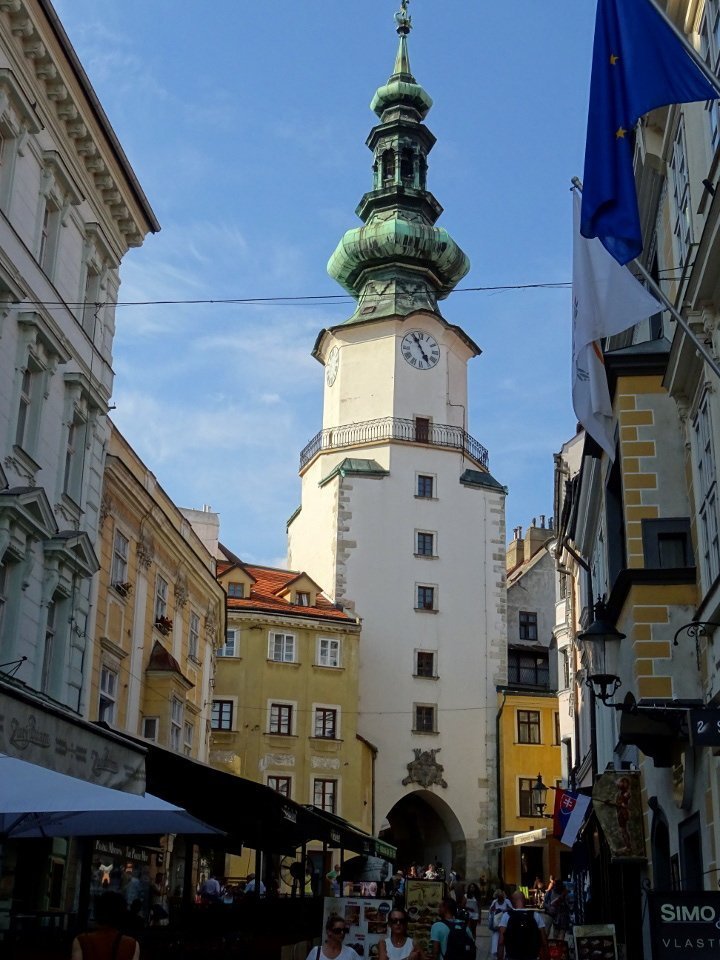 porta di ingresso al centro storico di Bratislava, una tappa da vedere durante un tuor di un giorno in città