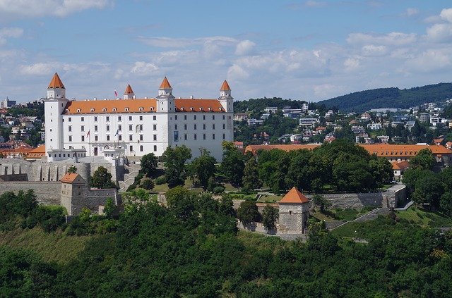 foto panoramica del castello di Bratislava, una delle principali cose da vedere se si è in città per un solo giorno