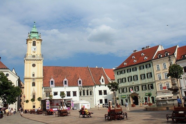 piazza principale, una delle tappe imperdibili da vedere in un giorno a Bratislava