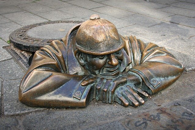 Cumil il guardone, una delle statue più famose di Bratislava