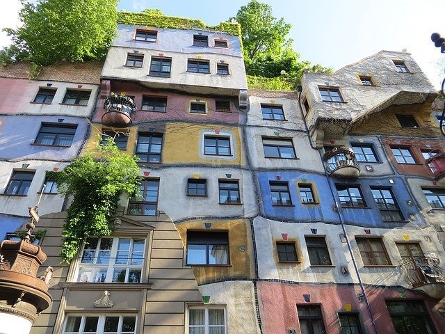 facciata dell'Hundertwasser House, il complesso di edifici più colorato di Vienna