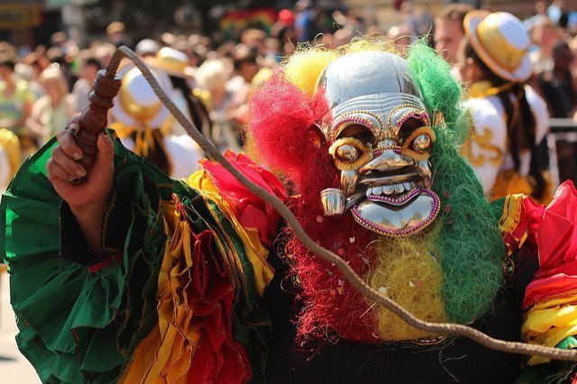 persona mascherata durante il carnevale delle culture, uno dei miglior festival gratuiti a Berlino