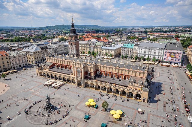 il Palazzo dei tessuti e la torre del municipio sono alcune delle attrzioni principali da vedere gratis a Cracovia