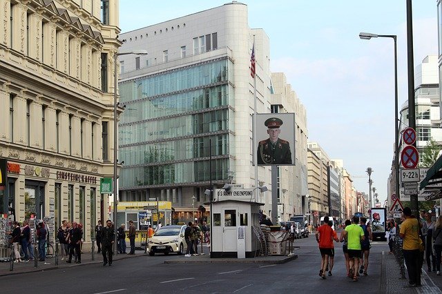 il Checkpoint Charlie, una delle cose più turistiche da fare gratis a Berlino