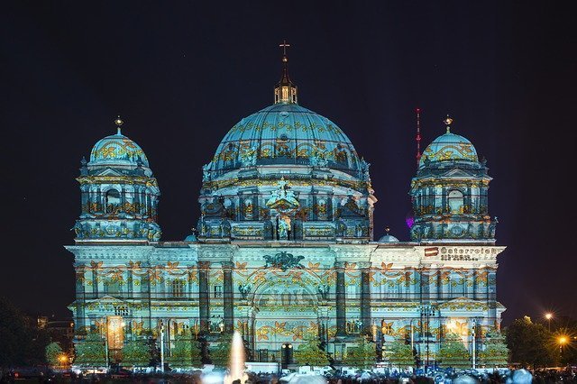 Il duomo di Berlino decorato con prioezioni artistiche durante il fetival delle luci 