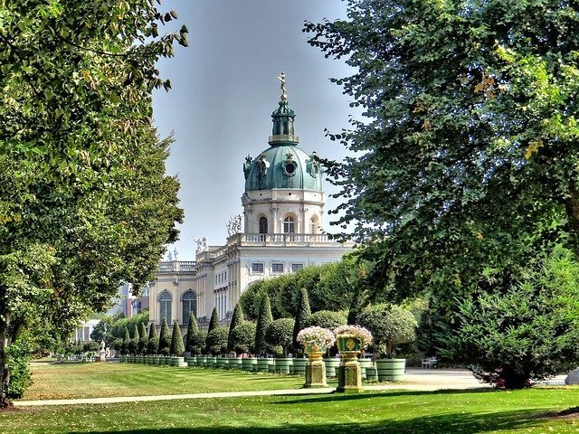 il Castello di Charlottenburg circondato dal parco, uno dei luoghi dove rilassarsi dopo una giornata passata alla scoperta delle cose da fare gratis a Berlino