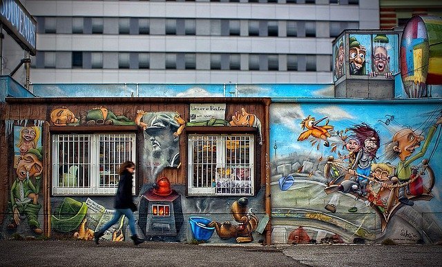 Un tratto della East Side Gallery, una delle cose più famose da fare gratis a Berlino