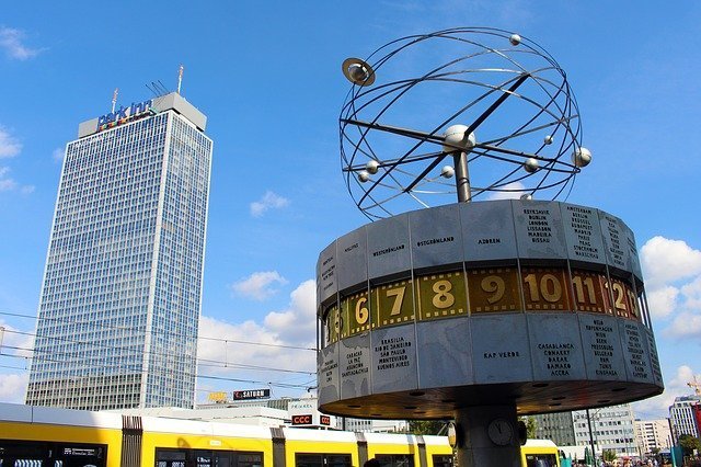 L'orologio Mondiale di Alexanderplatz,una delle piazze più famose dove trovare tante cose da fare gratis a Berlino