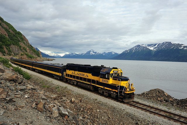 treno che passa su un ponte lungo la White Pass And Yukon Route, uno dei viaggi in treno più pericolosi ed emozionanti del mondo