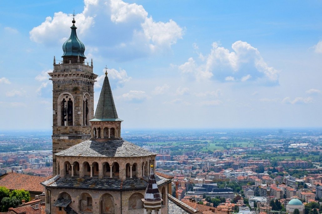 Vista panoramica della città di Bergamo dal Campanone, una delle sette città d'arte della Lombardia da visitare in treno