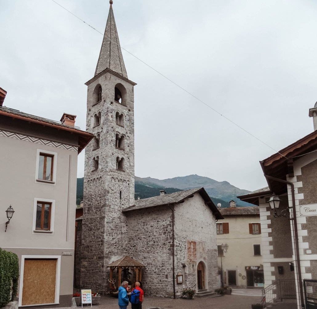 Cosa vedere a Bormio e dintorni: la Chiesa di San Vitale con la torre campanaria