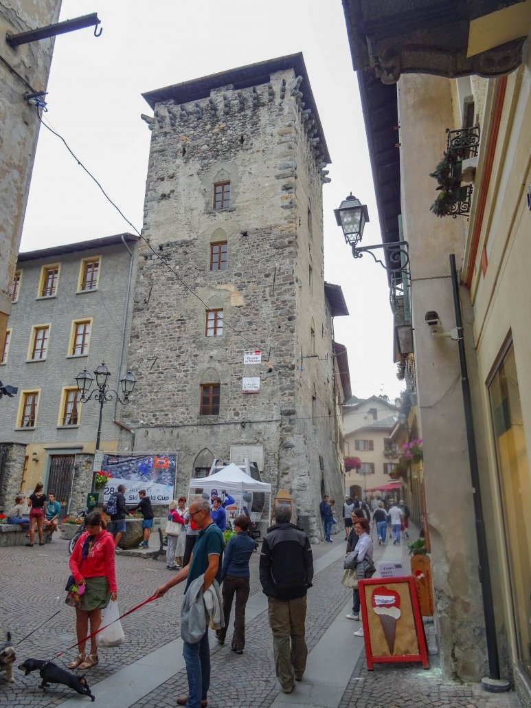 La Torre Alberti in mattoni grigi nel pieno di via Roma